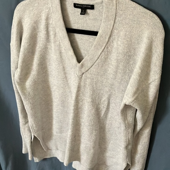 Banana Republic- Grayish/Whitish V-neck High/Low sweater- oversized- S - Picture 9 of 16